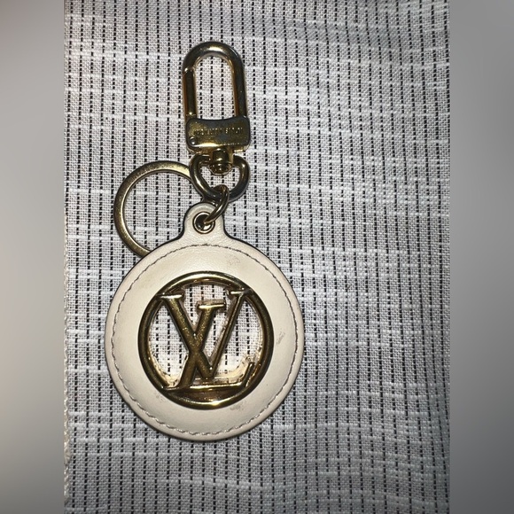 Louis Vuitton Blue & Cream LV Circle Logo Keychain w/ COA, Dust Bag & Box - Picture 4 of 6